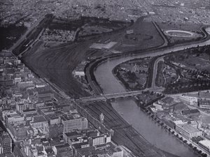 Melbourne: Letecký pohled na Jolimont Railway Yards a řeku Yarra, ukazující malou část města a Richmond v dálce (černobílá fotografie) od Photographer Australian