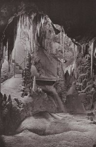 Scéna ve slavných jeskyních Jenolan, Nový Jižní Wales (černobílá fotografie) od Photographer Australian