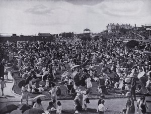 St Kilda Beach, oblíbené přímořské letovisko v Melbourne, ukazuje trávníky (černobílá fotografie) od Photographer Australian