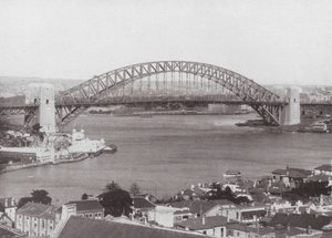 Sydney Harbour Bridge (černobílá fotografie)