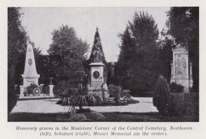 Čestné hroby v hudebním koutku Ústředního hřbitova, Beethoven (vlevo), Schubert (vpravo), Mozartův památník (uprostřed) (č/b foto)