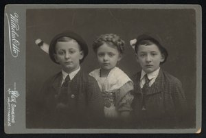Portrét tří rakouských dětí (černobílá fotografie) od Austrian Photographer