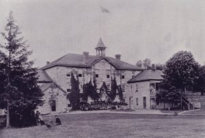 Kanada: Shingwauk a Wawanosh Home (černobílá fotografie) od Photographer Canadian