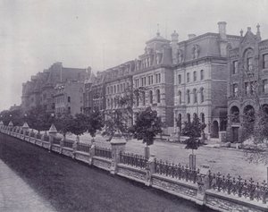 Kanada: Wellington Street, Ottawa (černobílá fotografie)