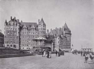 Chateau Frontenac a Dufferin Terrace (černobílá fotografie) od Photographer Canadian
