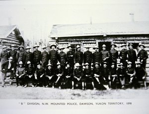 Divize Severozápadní jízdní policie „B“ v Dawsonu, teritorium Yukon, během zlaté horečky v roce 1898 (černobílá fotografie)