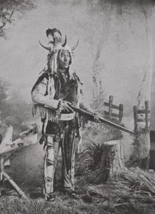Kamenný indián ve válečném kostýmu (černobílá fotografie)