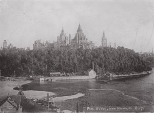 Budovy parlamentu, Ottawa, z Nepean Point (černobílá fotografie)