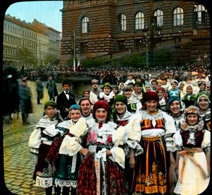 Mladé ženy v národních krojích, Václavské náměstí, Praha, Československo, cca 1921 (foto)