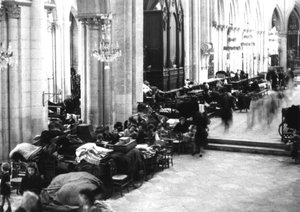Lidé hledající útočiště v katedrále Caen, červenec 1944 (černobílá fotografie) od Photographer French