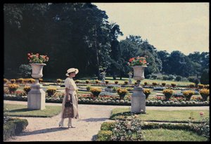Žena na procházce v zahradě Bagatelle, Paříž, asi 1920 (foto) od Photographer French