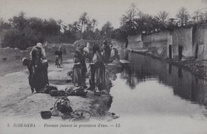Ženy sbírající vodu v Sidi-Okba, Alžírsko (černobílá fotografie) od Photographer French