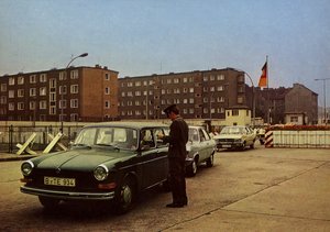 Podle ujednání mezi vládou Německé demokratické republiky a Senátem Západního Berlína návštěvníci .... (barevné foto) od Photographer German