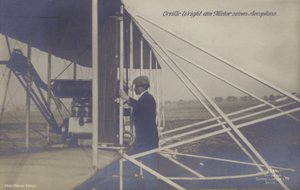 Americký letec Orville Wright kontroluje motor svého letadla (černobílá fotografie) od Photographer German