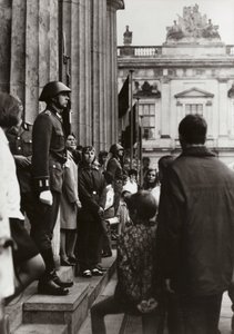 U Památníku obětem fašismu a militarismu uctívají vojáci Národní lidové armády průkopníky míru a socialismu (č/b foto) od Photographer German