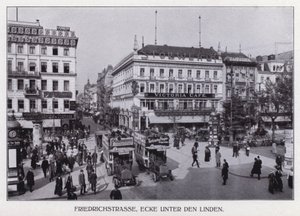 Berlín: Friedrichstrasse, roh Unter den Linden (č/b foto) od Photographer German