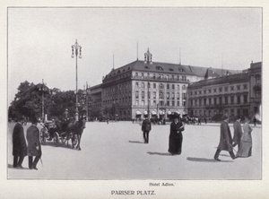 Berlín: Pariser Platz (černobílá fotografie) od Photographer German