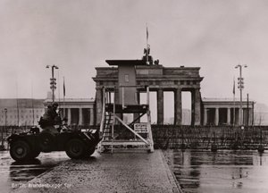 Britský obrněný vůz na hranici mezi východním a západním Berlínem u Braniborské brány (č/b foto) od Photographer German