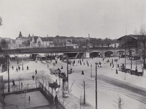 Charlottenburg, Hardenbergstrasse, Bahnhof Zoologischer Garten (černobílá fotografie) od Photographer German