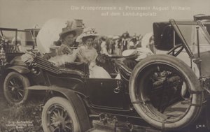 Korunní princezna Cecilie a princezna August Wilhelm z Německa na přistávací ploše Zeppelin (černobílá fotografie) od Photographer German