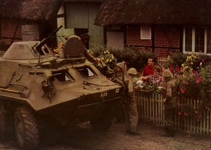Při odpočinku na pochodu jsou obyvatelé srdečně vítáni vojáky Národní lidové armády (barevné foto) od Photographer German