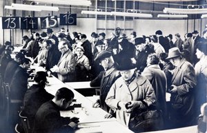 Východoněmečtí občané ve frontě na získání povolení k návštěvě příbuzných na Západě (černobílá fotografie) od Photographer German