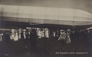 Německá císařovna Victoria Augusta se Zeppelinem LZ III (černobílá fotografie) od Photographer German
