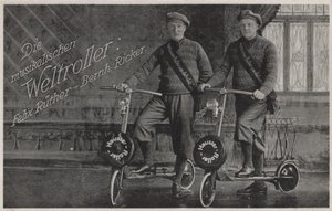 Felix Ruether a Bernhard Ricker, hudební jezdci na koloběžkách (černobílá fotografie) od Photographer German