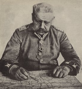 Polní maršál von Hindenburg studuje mapu (černobílá fotografie) od Photographer German