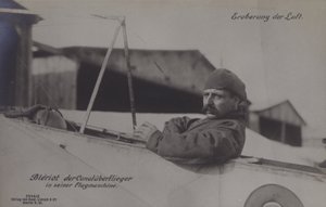 Francouzský letec Louis Bleriot, který jako první přeletěl kanál La Manche, ve svém jednoplošníku (č/b foto) od Photographer German