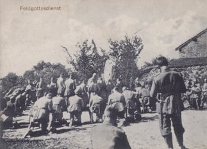 Vojáci německé armády účastnící se bohoslužby pod širým nebem (černobílá fotografie) od Photographer German