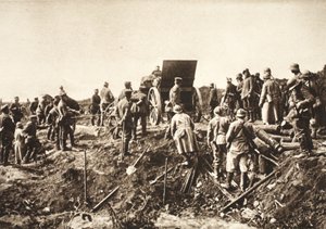 Německá baterie postupuje vpřed obtížným terénem před Fismesem, zachyceným Francouzem v popředí připraveným k přepravě (černobílá fotografie) od Photographer German