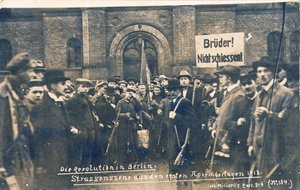 Němečtí civilisté a vojáci v Berlíně, listopad 1918 (čb foto) od Photographer German