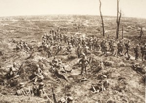 Německý pěší přechod přes Chemin des Dames za ustupujícím nepřítelem, 27. května 1918 (černobílé foto) od Photographer German