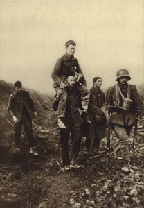 Německý pěšák s ranou na noze nesený z bojiště britskými zajatci, první světová válka od Photographer German