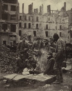 Němečtí váleční zajatci propuštěni ze zajetí v Sovětském svazu uprostřed ruin Berlína od Photographer German