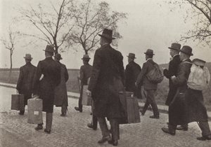 Němečtí železničáři vyhnaní z Porúří za účast na kampani občanské neposlušnosti během francouzské okupace, srpen 1923 (čb foto) od Photographer German