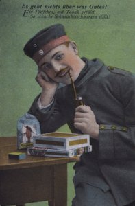 Německý voják kouří dýmku (barevné foto) od Photographer German