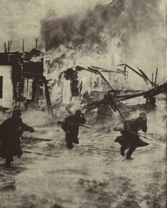 Němečtí vojáci postupující skrz hořící ruiny Rotterdamu po jeho bombardování Luftwaffe, druhá světová válka, květen 1940 (čb foto) od Photographer German