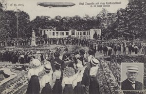 Graf Ferdinand von Zeppelin a jeho vzducholoď LZ III nad Berlínem (č/b foto) od Photographer German