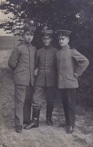 Skupina tří vojáků německé armády (č/b foto) od Photographer German