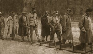 V nemocnici Brest-Litovsk: zmrzačení Rakušané cvičící chůzi s umělými končetinami, z „The Illustrated War News“, 26. července 1916 (sépiová fotografie) od Photographer German