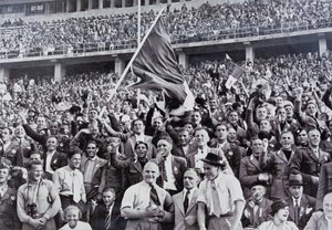 Italští fanoušci podporují své sportovce na stadionu na olympijských hrách v Berlíně, Německo od Photographer German