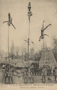 J & G Hagenbeckova skupina malabarských akrobatů (černobílá fotografie) od Photographer German