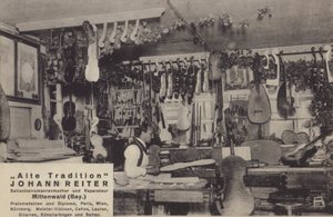 Johann Reiter, výrobce a opravář strunných nástrojů, Mittenwald, Bavorsko (čb foto) od Photographer German