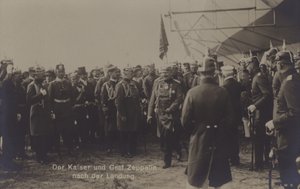 Kaiser Wilhelm II a německý konstruktér vzducholodí Graf Ferdinand von Zeppelin po přistání jedné ze Zeppelinových vzducholodí (č/b foto) od Photographer German