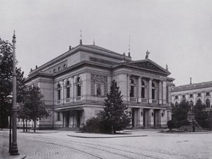 Lipsko: Gewandhaus And Mendelssohnův pomník (černobílá fotografie) od Photographer German