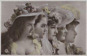 Řada žen v historických šatech (barevné foto) od Photographer German