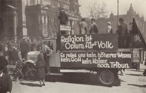 Nákladní automobil pomazaný komunistickými hesly v ulicích Berlína v Německu od Photographer German