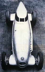 Speciál Mercedes Benz „Rekordwagen“, který vytvořil rychlostní rekord na dálnici (černobílá fotografie) od Photographer German